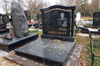 Широкий памятник-арка на участке без цветника и ограждения