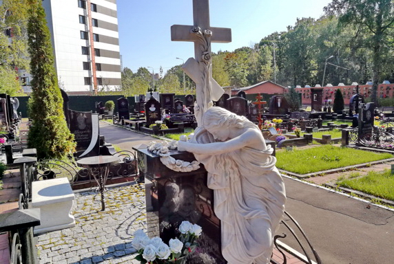 Скульптура плакальщицы и крест